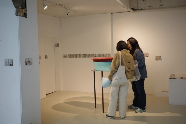 《감자설화 Ⅱ》 다른 전시 공간에서 작품을 살펴보는 관람객